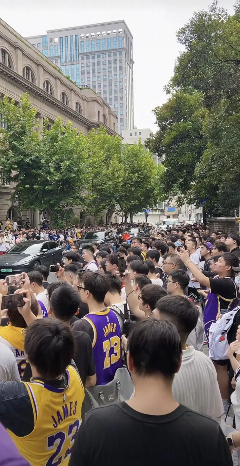 kaiyun sports-人满为患！詹姆斯即将抵达活动地 现场挤满球迷